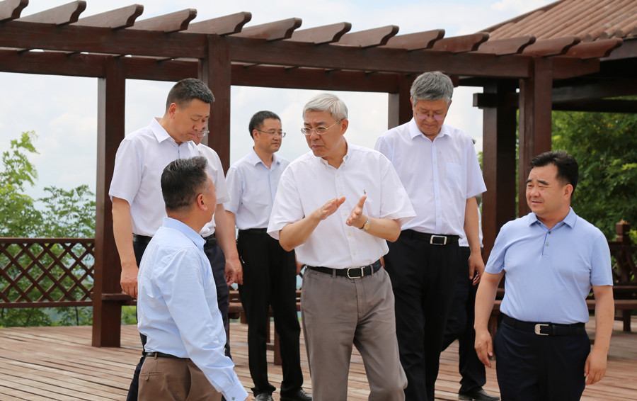 7-2021年7月，中共中央委員、時任甘肅省委書記尹弘蒞臨金徽股份調(diào)研指導防災減災和綠色礦山建設(shè)情況。.jpg