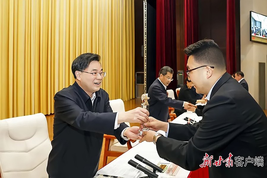 2-2023年5月，省委書記、省人大常委會主任胡昌升為金徽礦業(yè)旅游景區(qū)授“全省文化旅游發(fā)展突出貢獻集體獎”。.jpg