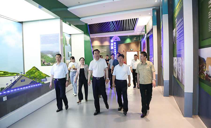14-2021年6月，時任省委常委、省委統(tǒng)戰(zhàn)部部長馬廷禮蒞臨金徽股份調(diào)研。.jpg