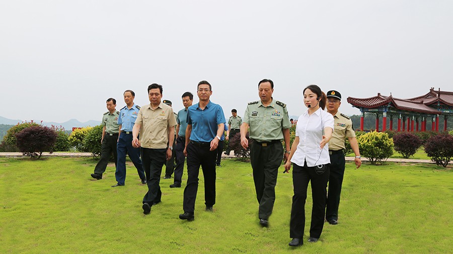 17-2020年7月，省委常委、省軍區(qū)司令員王文清蒞臨金徽股份調(diào)研企業(yè)編兵和綠色礦山建設(shè)工作是表示：金徽股份將民兵作為企業(yè)應(yīng)急救援力量的一員，充分發(fā)揮了民兵作用，立起了在企業(yè)編兵的標桿。.jpg