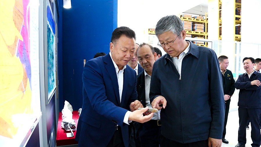 33-2021年5月，隴南市委書記張珂兵蒞臨礦區(qū)調(diào)研尾礦庫治理及綠色礦山建設(shè)情況。.jpg