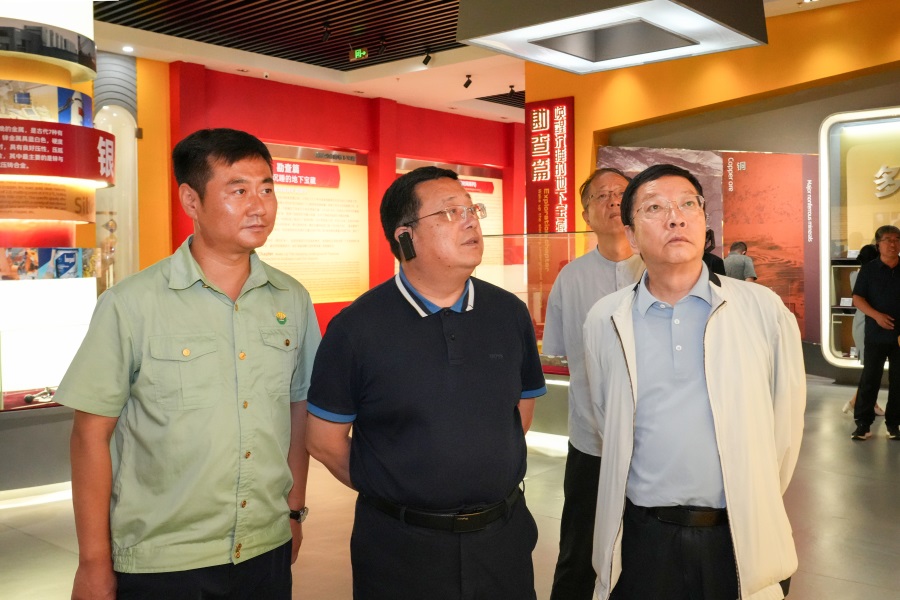2024.06.23全國政協(xié)委員、 陜西省政協(xié)副主席、民建陜西省委會主委李忠民蒞臨金徽股份調(diào)研.jpg