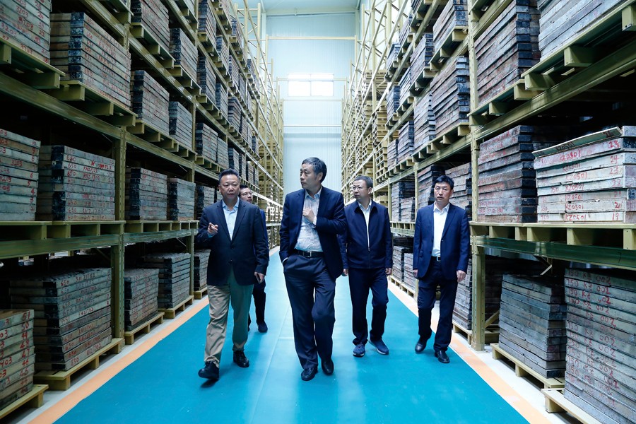 55-2019年4月，全國綠色礦山建設(shè)標準解讀與經(jīng)驗交流研討會——綠色礦業(yè)發(fā)展萬里行（隴南站）活動在金徽股份舉辦。中國礦業(yè)聯(lián)合會黨委書記、會長彭齊鳴出席主持會議，并就金徽股份的綠色礦山建設(shè)情況進行調(diào)研。.jpg