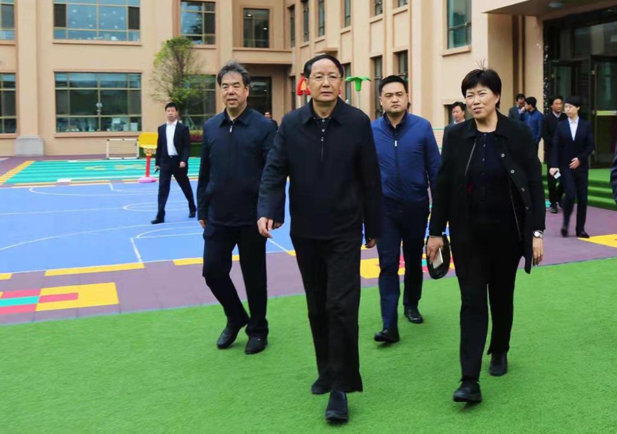 5.2018年4月，時任省政協(xié)主席、黨組書記歐陽堅蒞臨金徽企業(yè)視察-900.jpg